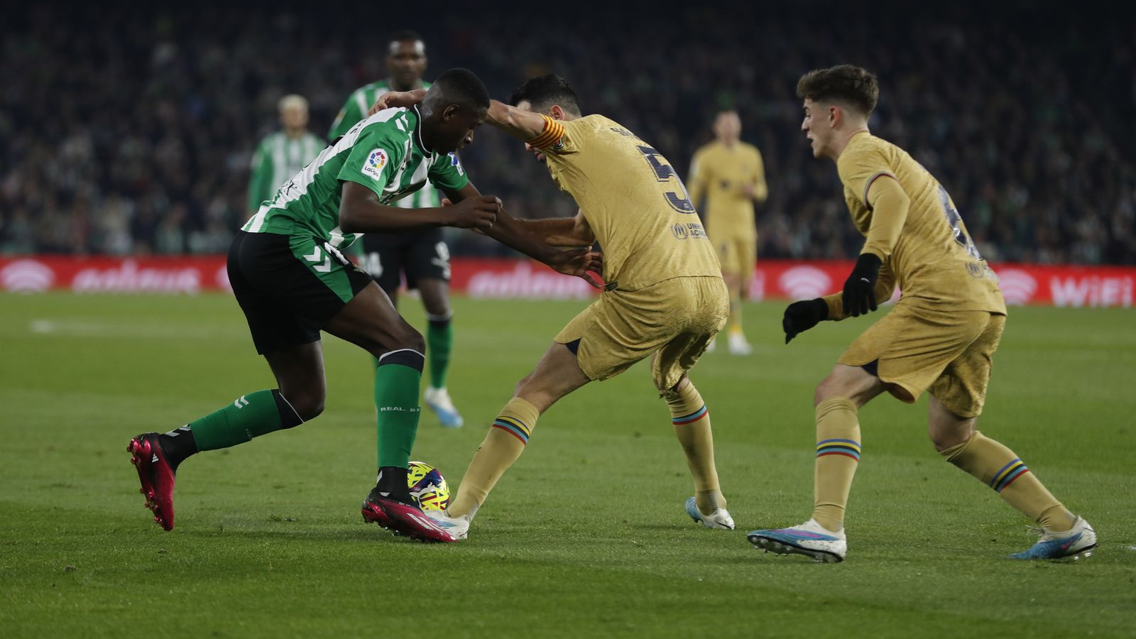 Luiz Henrique intenta sobrepasar a un excelente Busquets en presencia de Gavi.