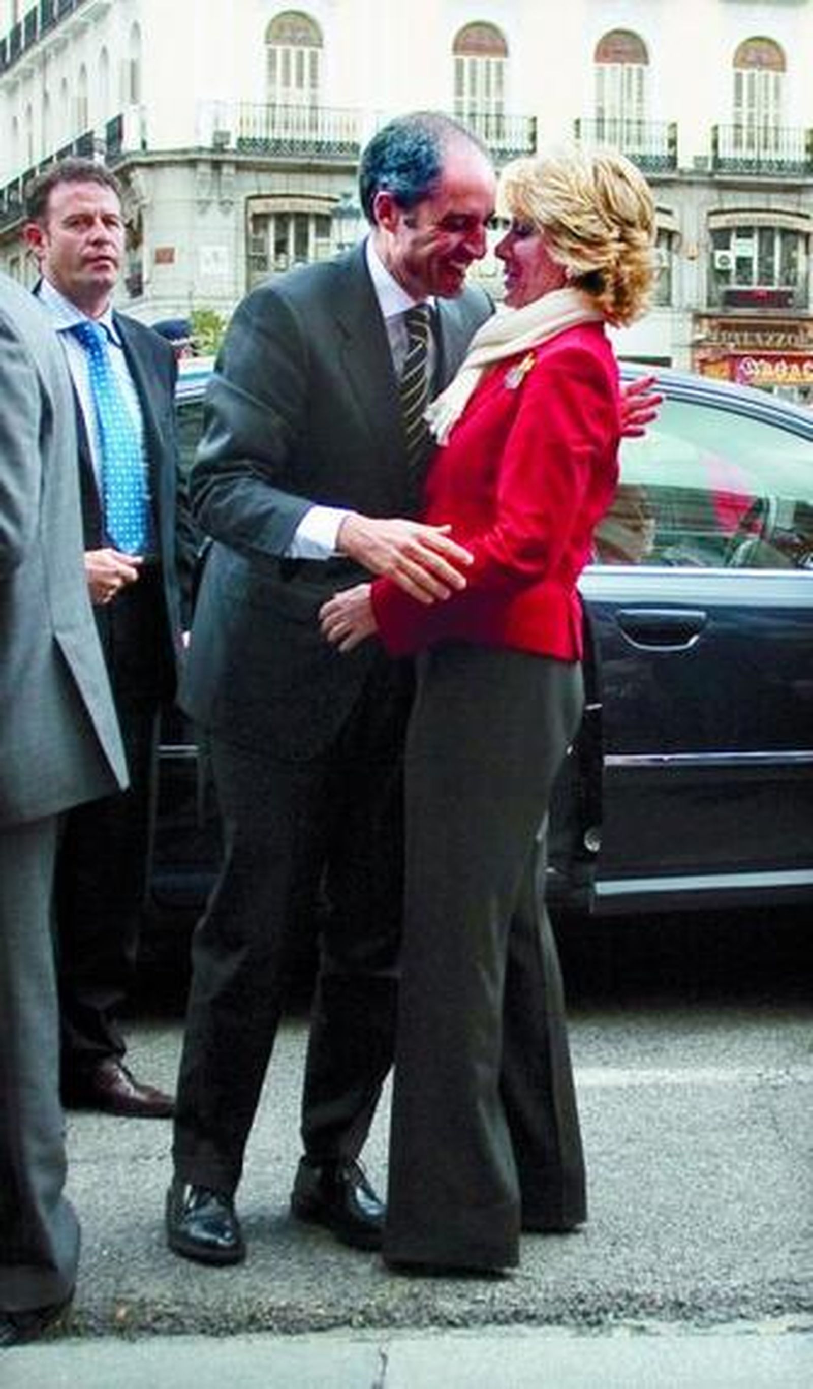 Francisco Camps y Esperanza Aguirre se abrazan en Madrid.