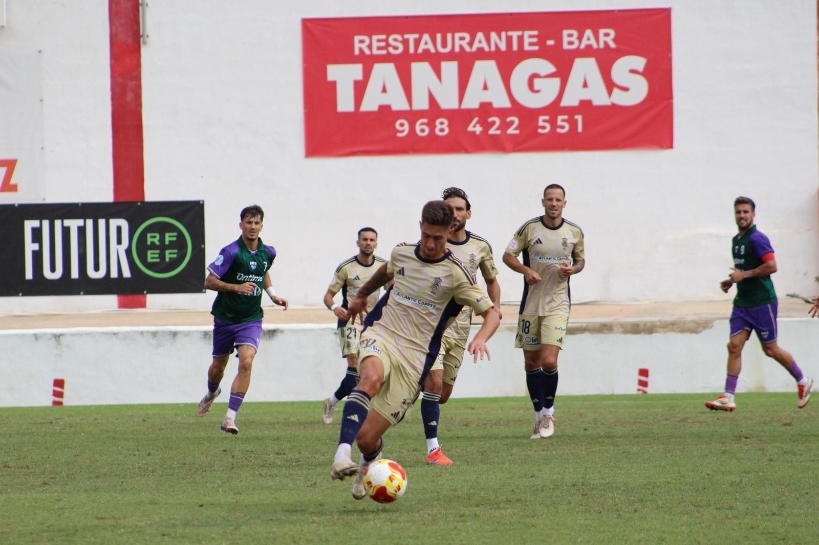 Mario da Costa controla en el maltrecho césped del Juan Cayuela.