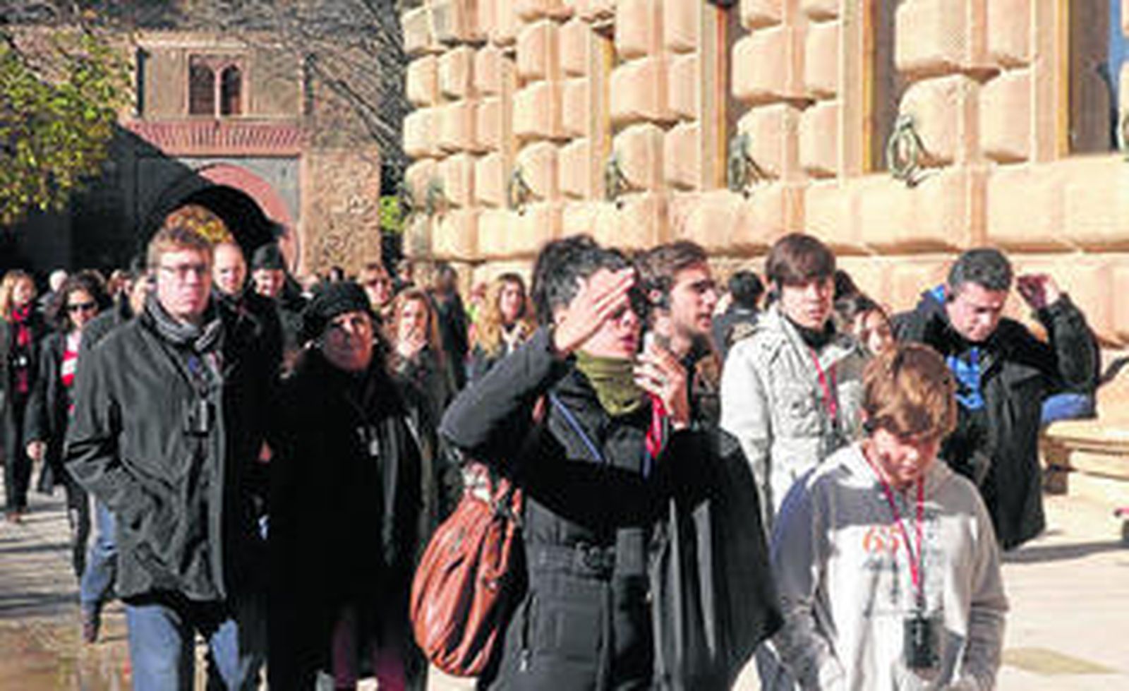 Turistas durante el puente en la Alhambra.