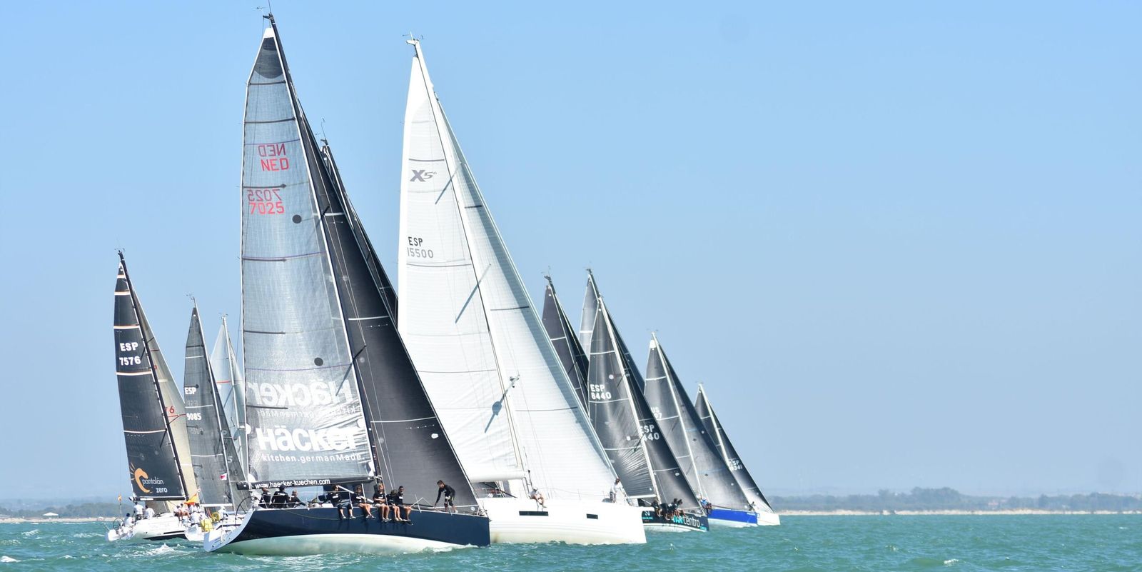 Los barcos compiten en la Bahía de Cádiz en la jornada del sábado.