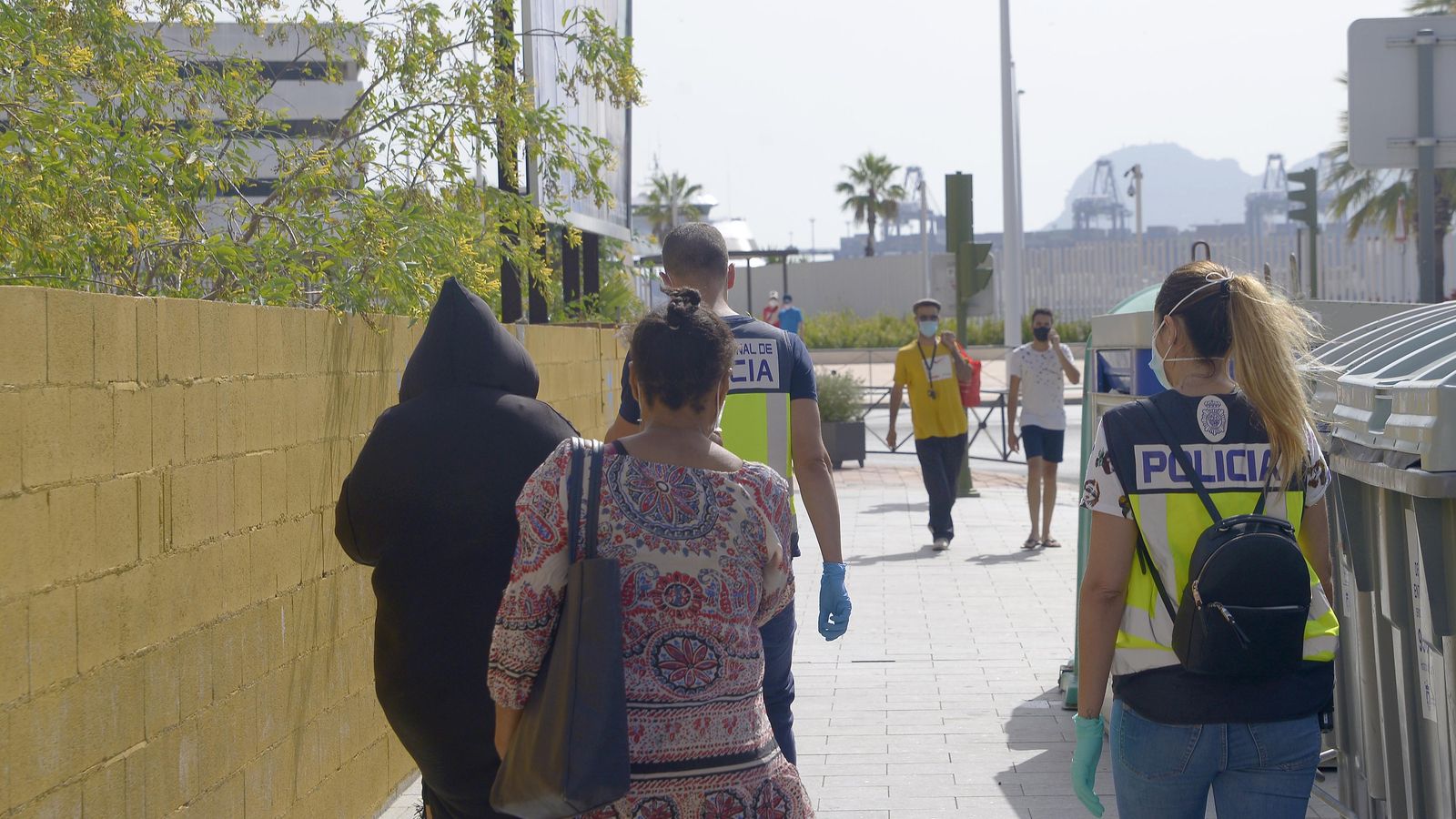 Redada de la Policía Nacional contra la trata de mujeres en la calle Teniente Riera de Algeciras.