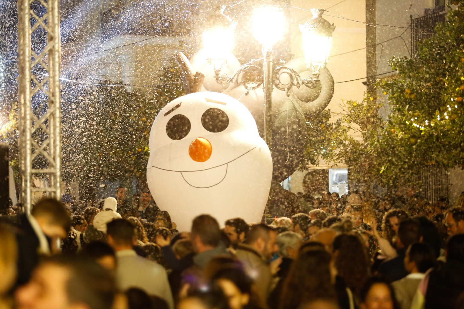 Fotos del encendido del alumbrado navideño en Los Barrios y la gran nevada artificial