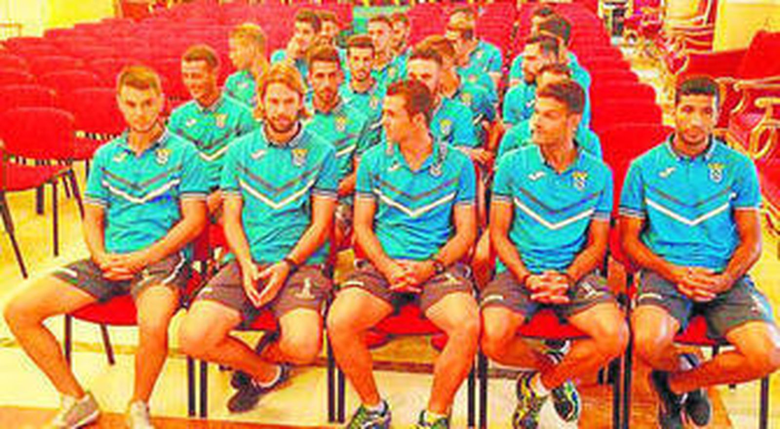 La plantilla del Melilla, en la recepción municipal de ayer.