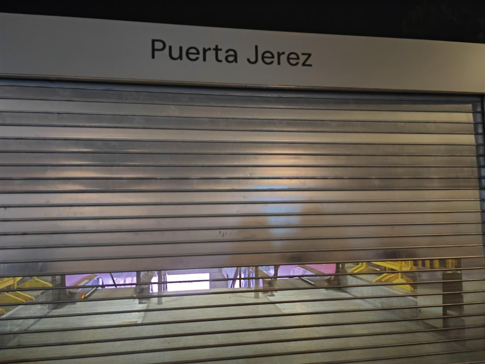La persiana de la estación de Puerta de Jerez cerrada antes de tiempo.