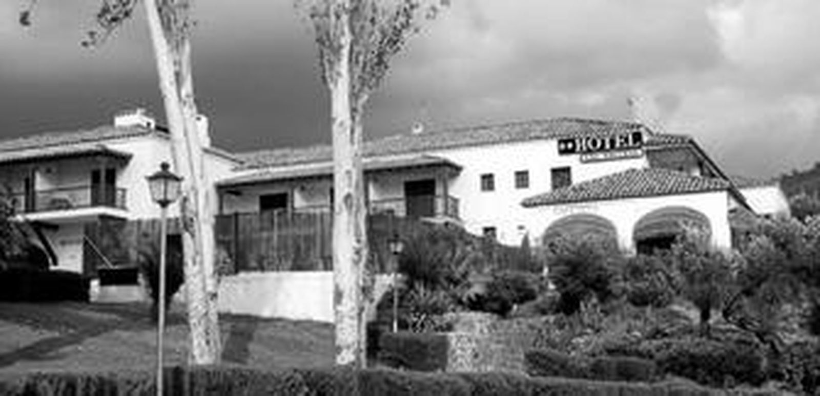 Nubarrones sobre el hotel Las Truchas, en El Bosque, en una imagen del viernes.