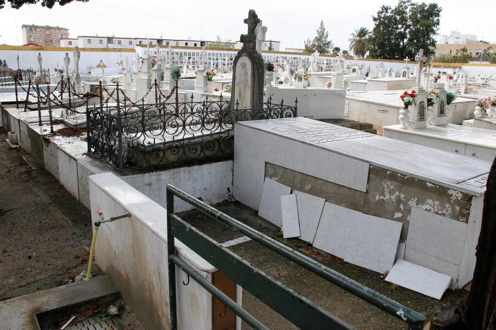 El PSOE ha denunciado el abandono en el cementerio de El Puerto.