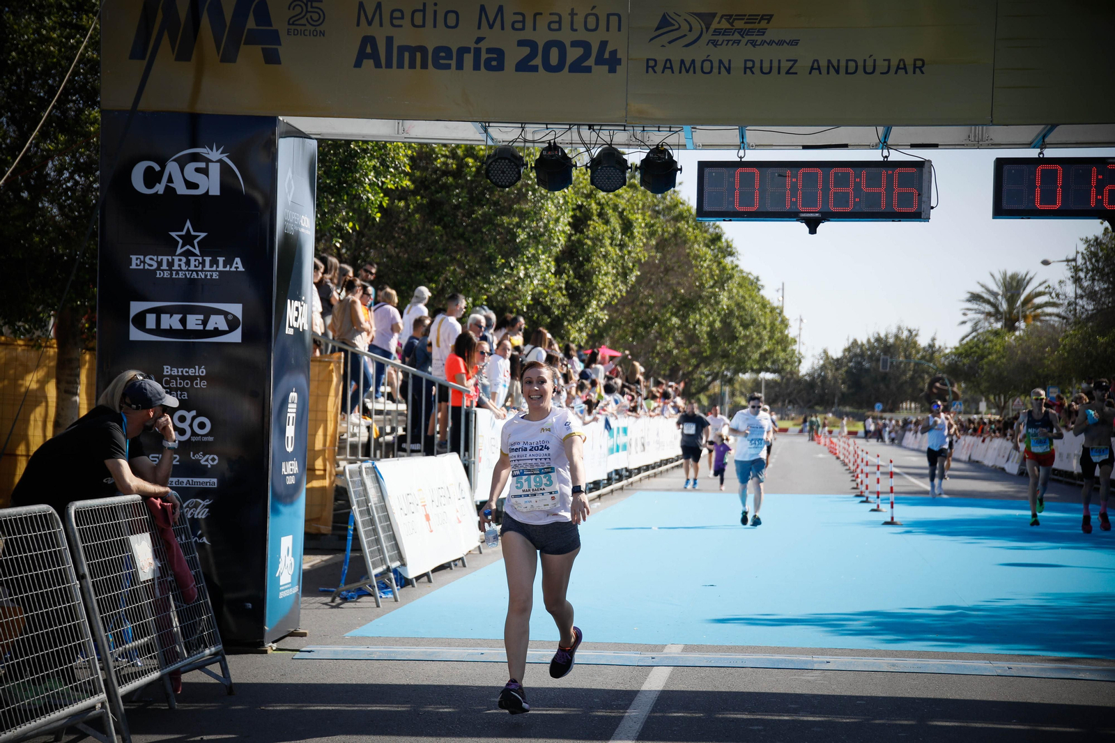 Imágenes de la llegada de la Media maratón Ciudad de Almería