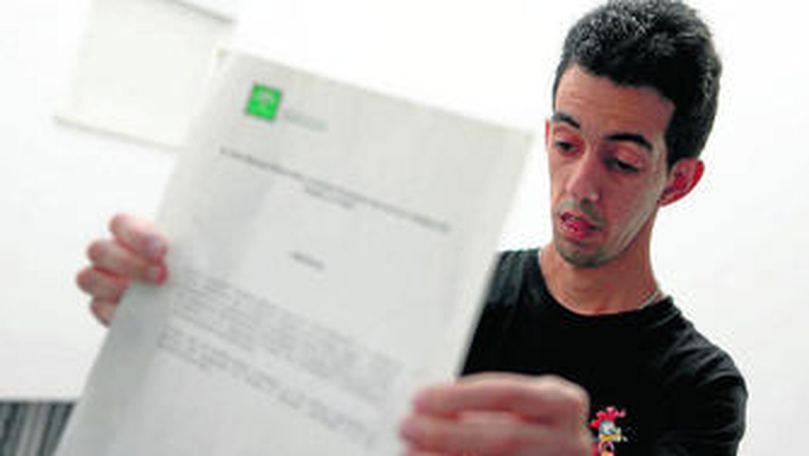 Ezequiel Gómez sujeta en sus manos el certificado de haber realizado el curso de limpieza.