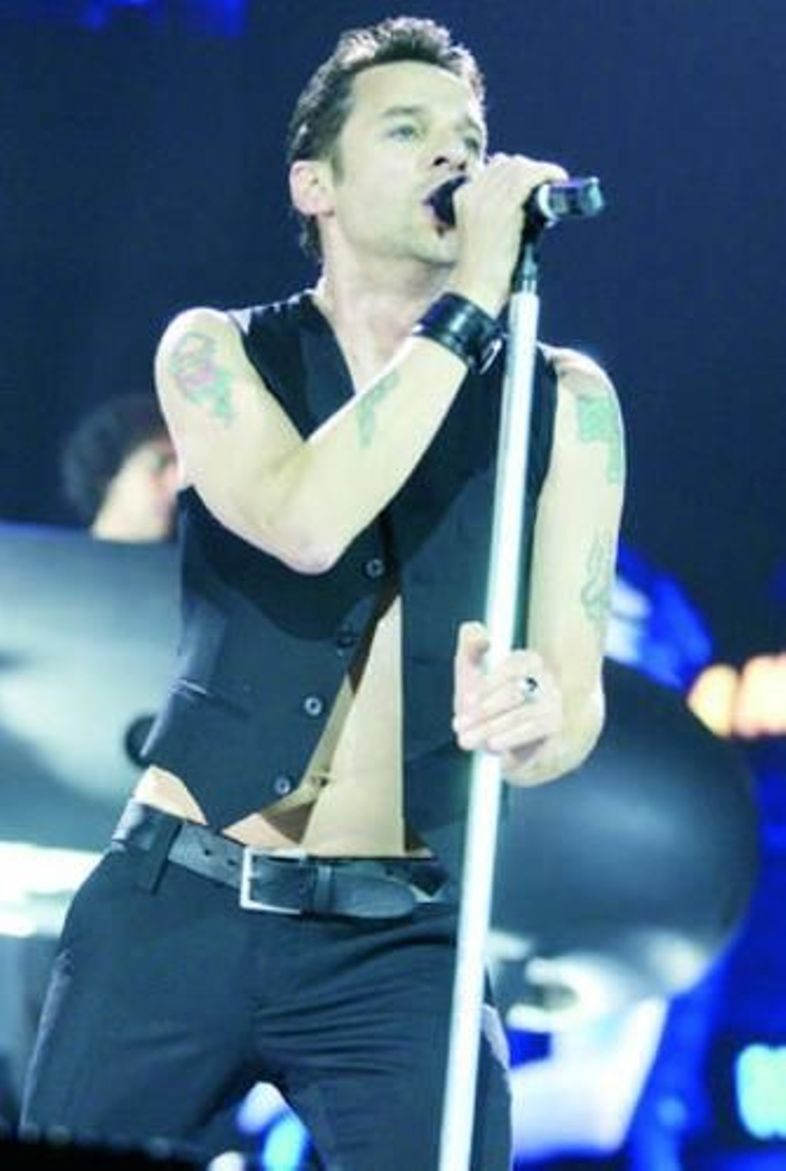 Dave Gahan, micro en mano durante una actuación de Depeche Mode.