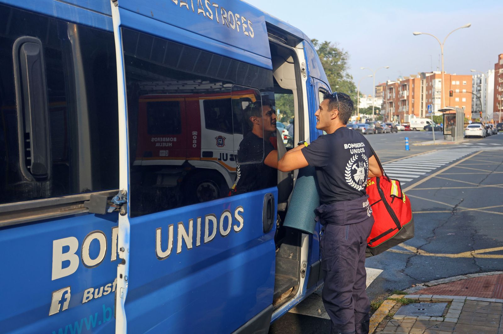 Imágenes de la partida de los bomberos de BUSF Huelva hacia Valencia