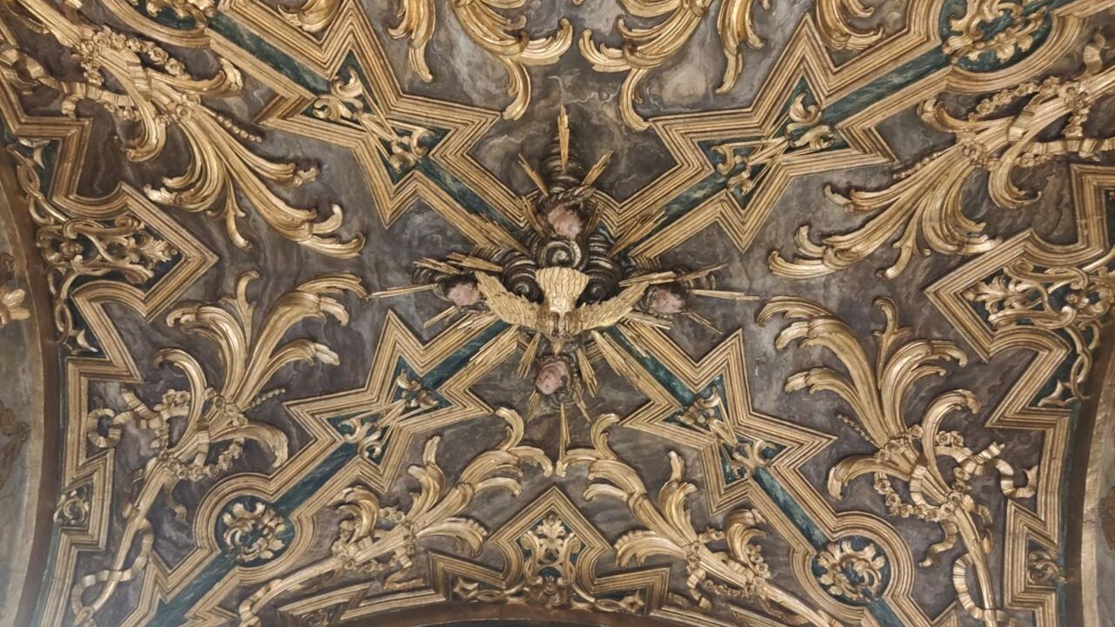 El techo del camarín ha recuperado el esplendor primitivo.