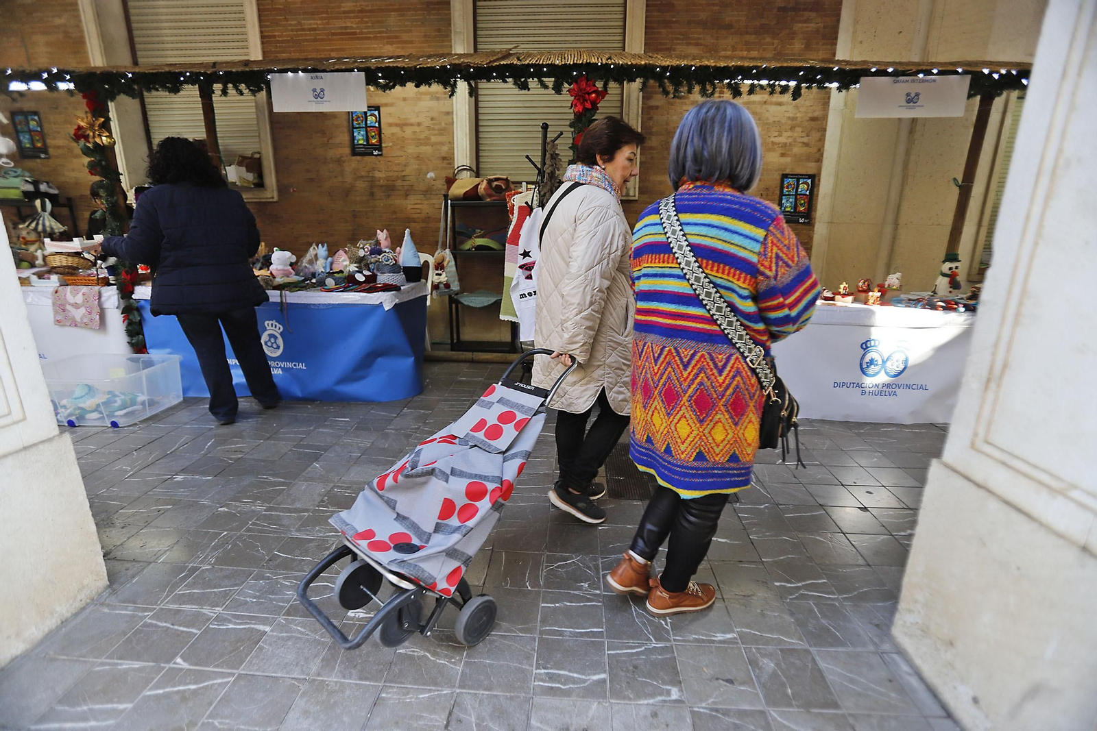 Imágenes del Mercadillo Solidario Navideño en la Diputación de Huelva