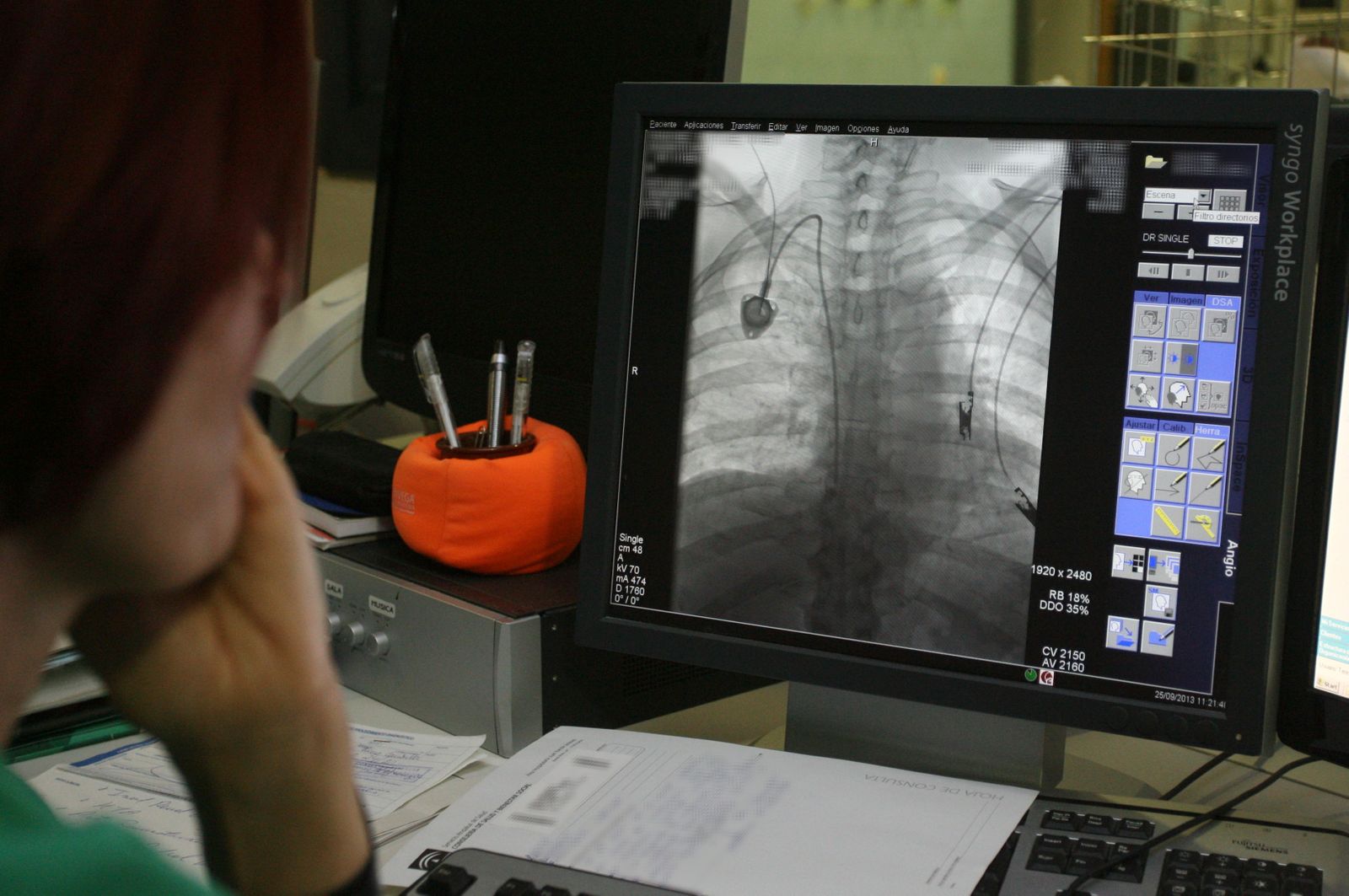 Un profesional sanitario analiza pruebas radiológicas.