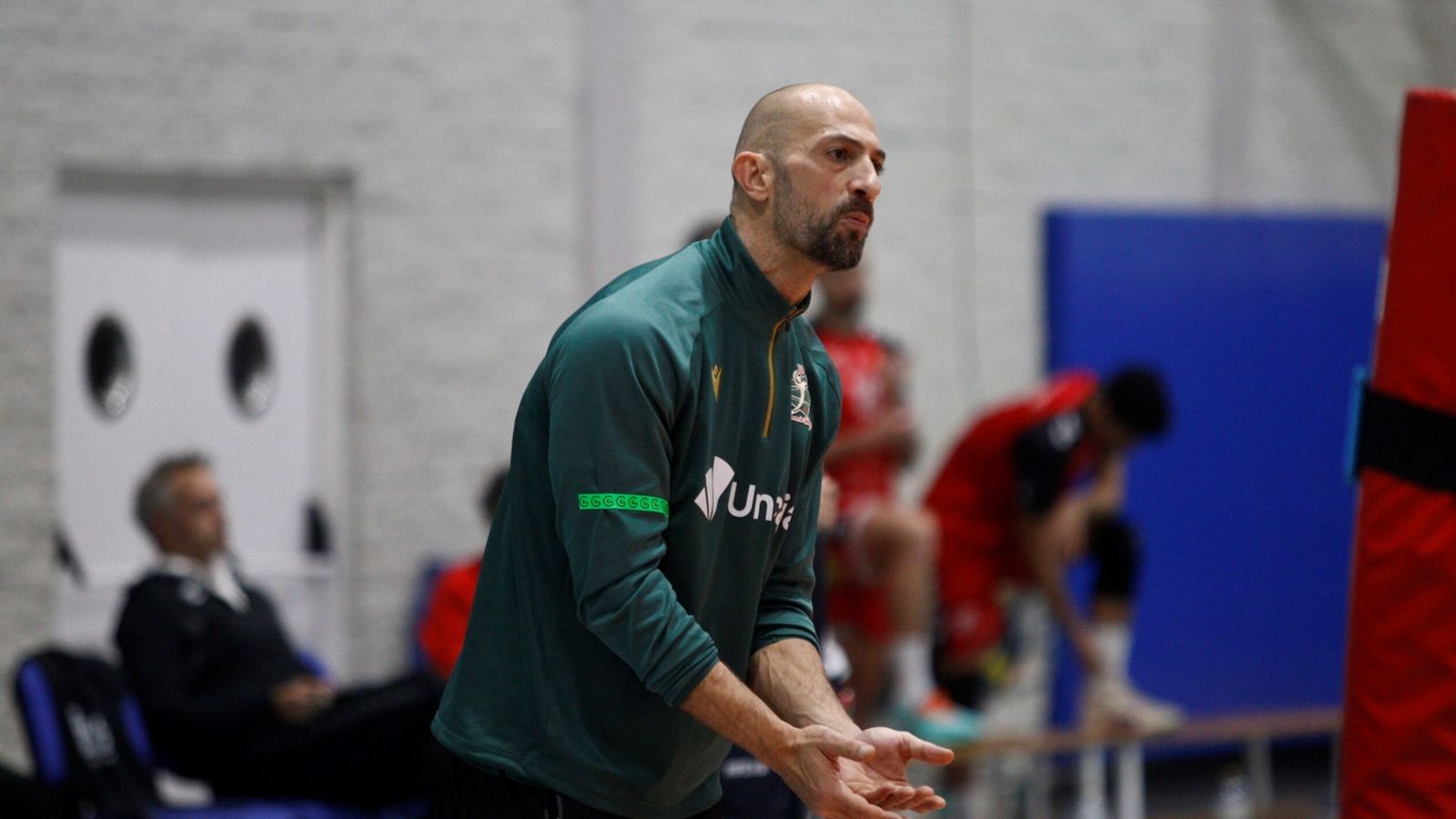 Isra Rodríguez se dirige a sus jugadores en uno de los duelos de Unicaja Costa de Almería.