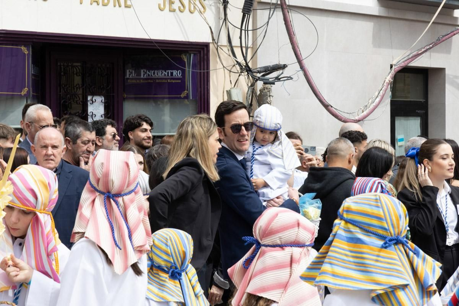 Los jiennenses se echan a la calle para presenciar la primera de las procesiones de la jornada: la Borriquilla (II)