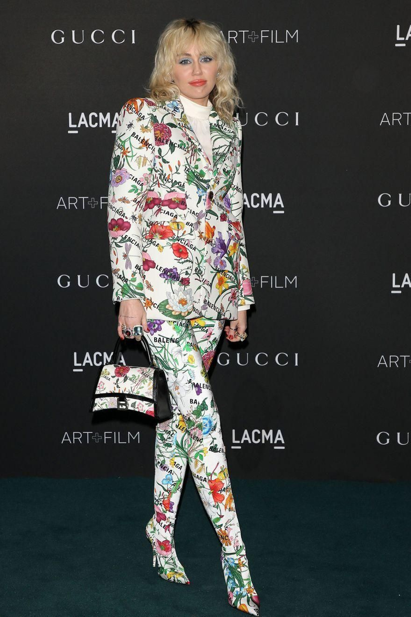 Miley Cyrus, con estampado traje de pantalón de Balenciaga.