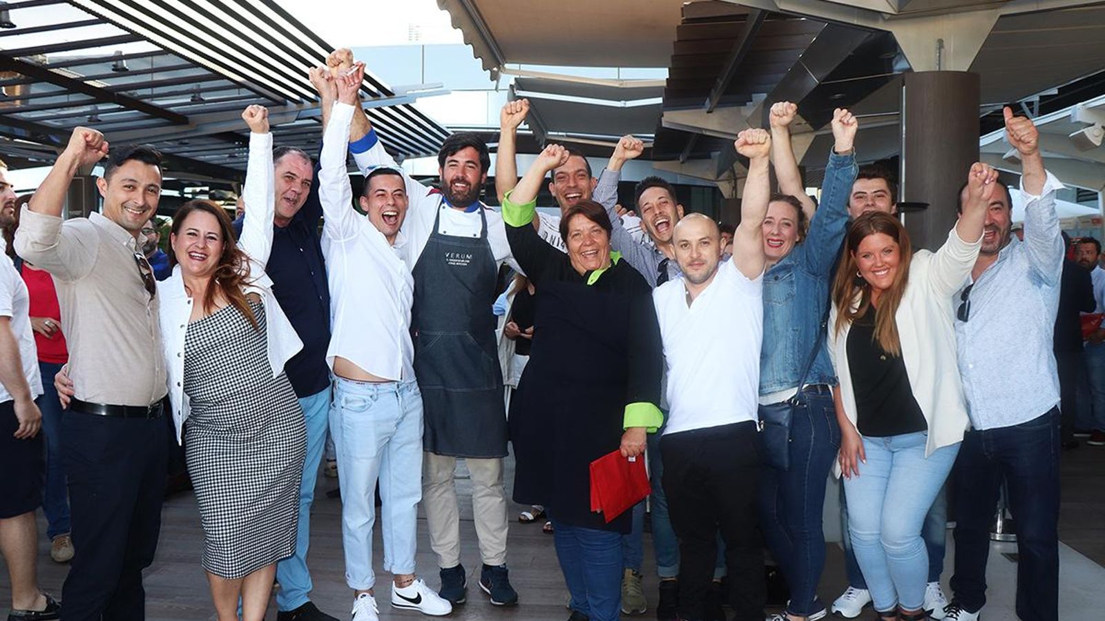 El equipo de Verum celebra la victoria.