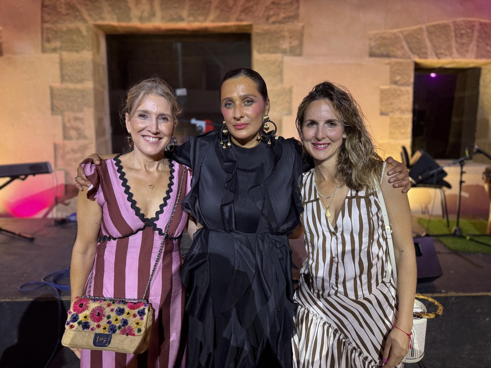 La cantaora MariÁngeles Fernández, hija de Tomatito con Julia Ibáñez y Elena Gómez en el Castillo de Guardias Viejas.