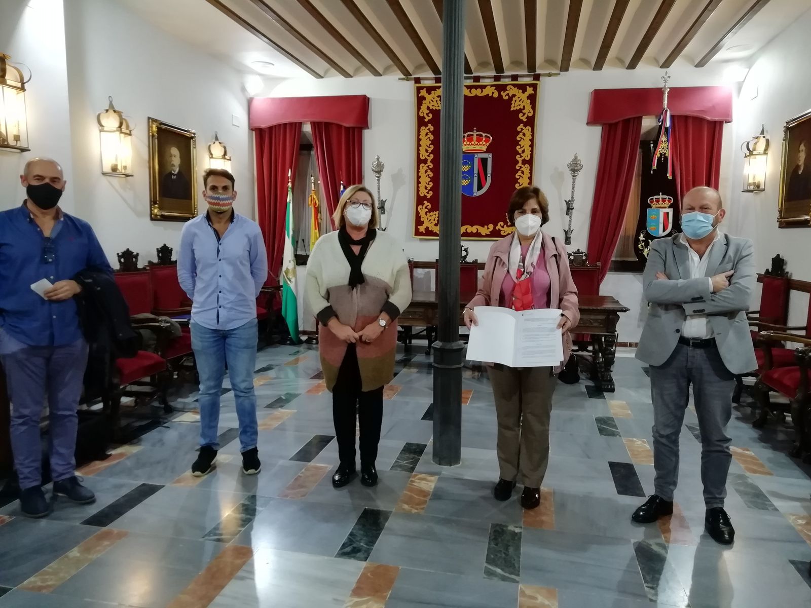 Representantes municipales y empresarios tras la firma del acuerdo.