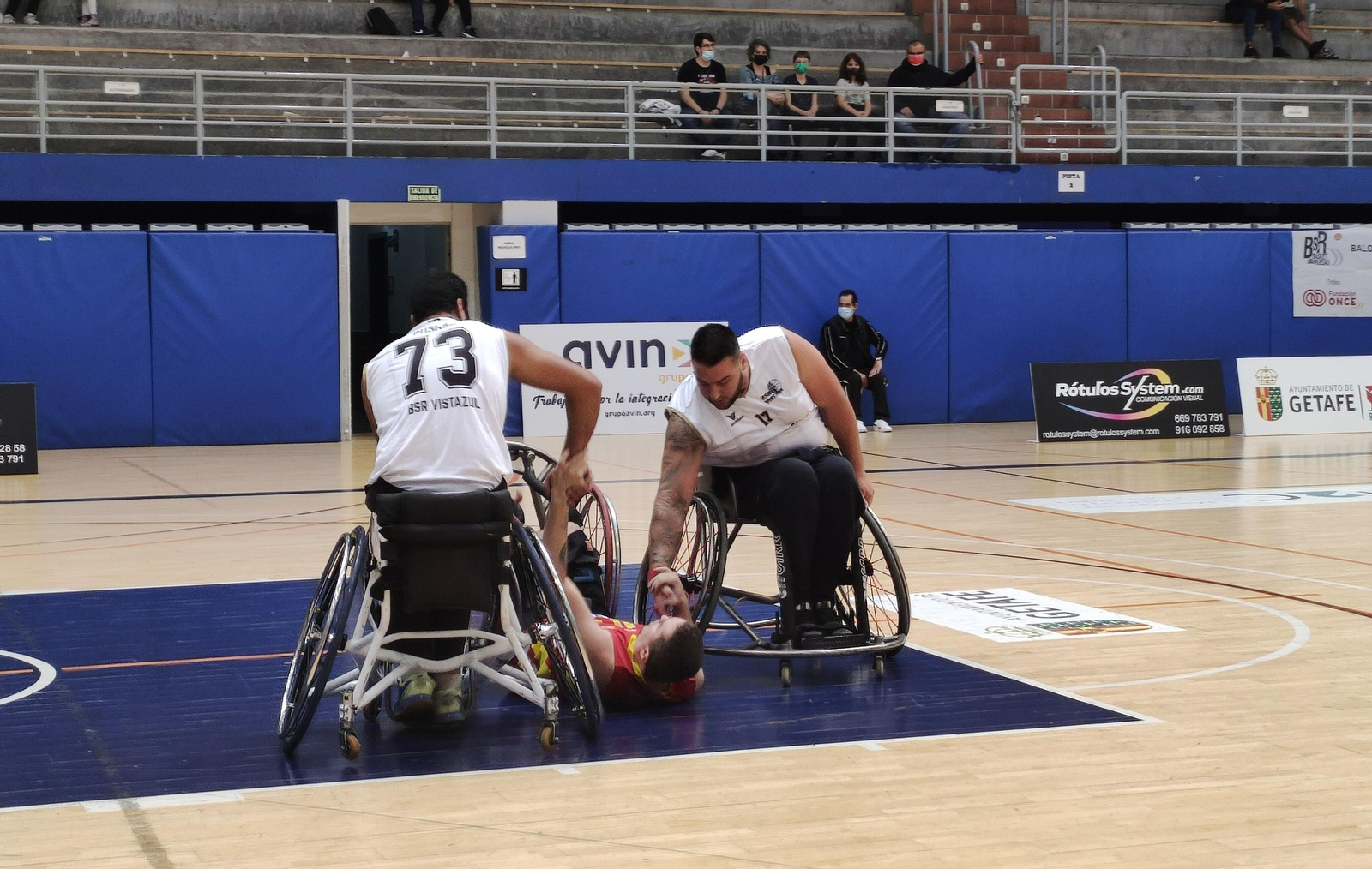 Dos jugadores del BSR Vistazul ayudan a un rival a incorporarse.