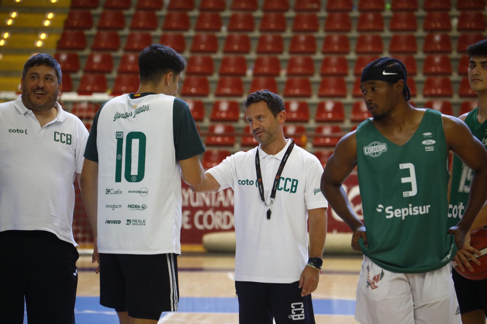 Alfredo Gálvez dialoga con Gonzalo Orozco durante un entrenamiento.