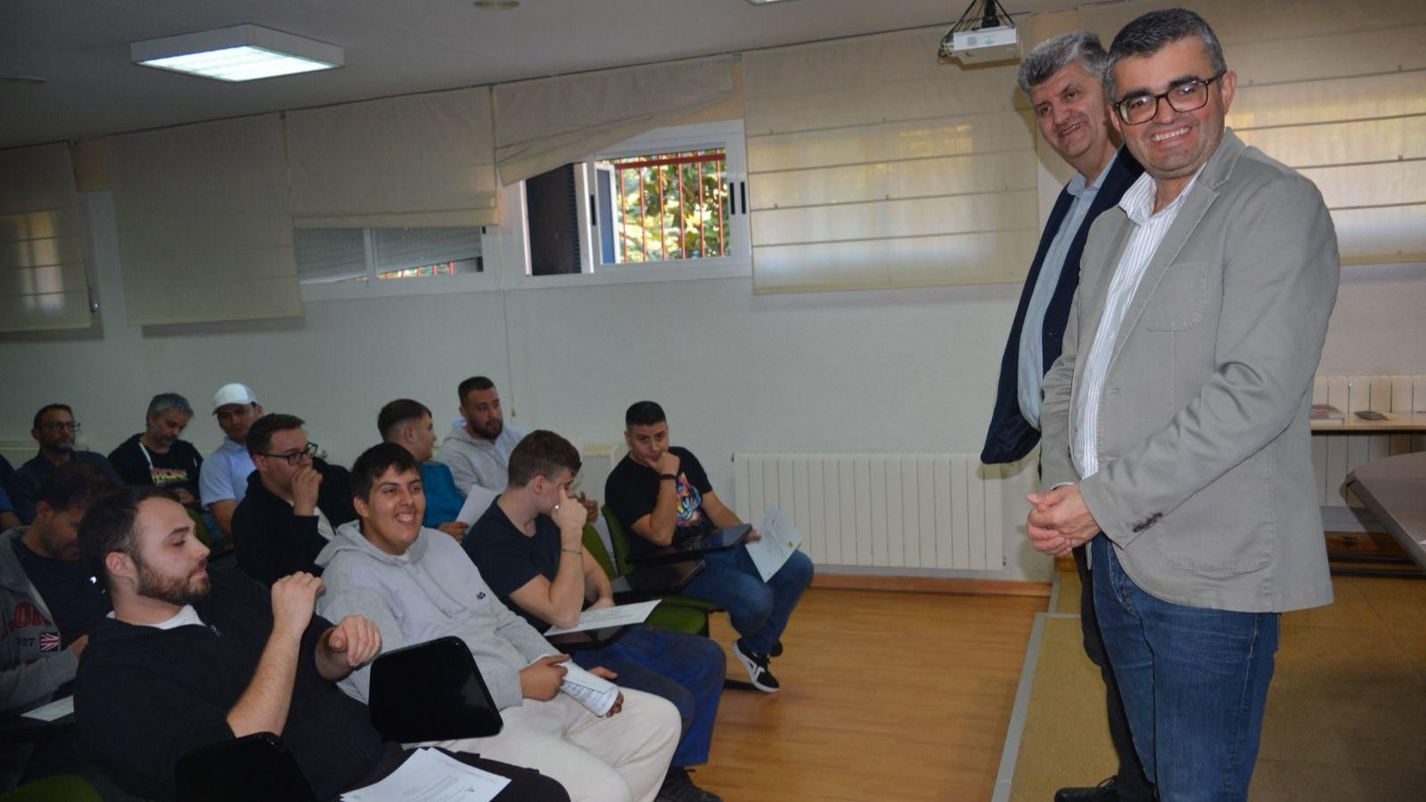 El delegado Javier Martín Cañizares junto a los alumnos del Centro Público de FPE Cartuja