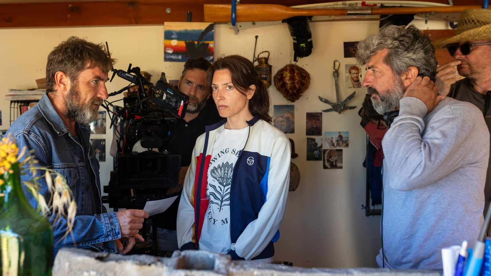 Antonio de la Torre y Bárbara Lennie, con Alberto Rodríguez en un momento del rodaje.
