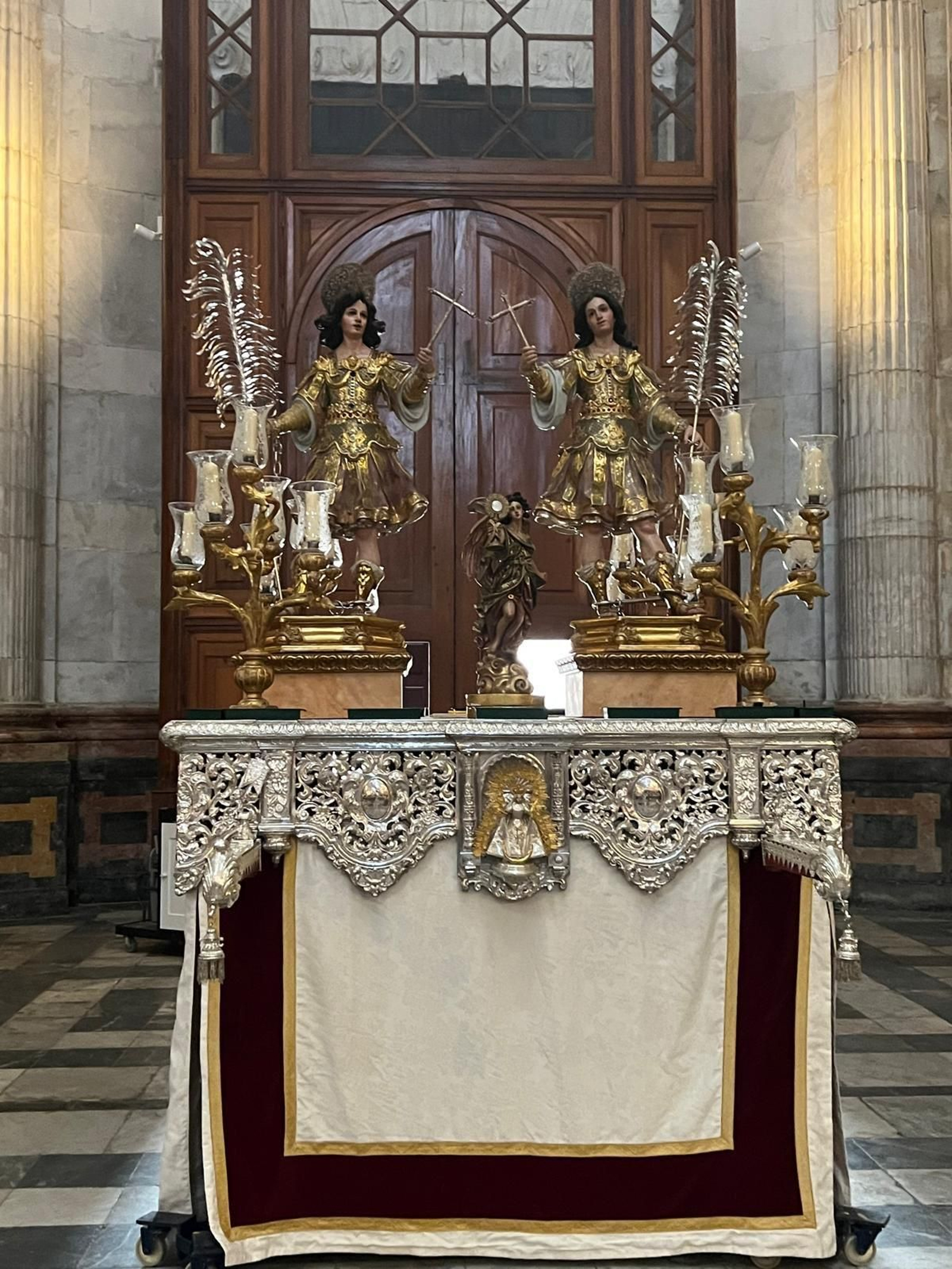 Los Patronos de La Roldana, sobre el paso de la Virgen de la Palma ya dispuestos para la procesión del Corpus de 2025. Los Patronos de La Roldana, sobre el paso de la Virgen de la Palma ya dispuestos para la procesión del Corpus de 2025.