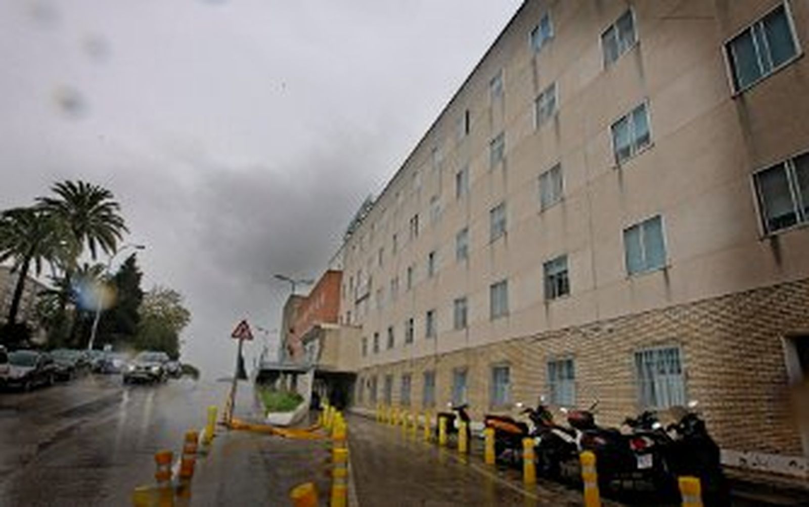 El hospital mete la tijera en su estructura de cargos intermedios