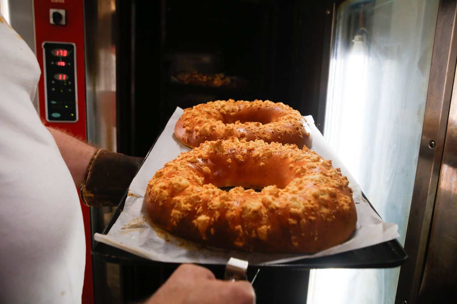 Fotos de la elaboración artesana del roscón de Reyes en la pastelería La Tarifeña