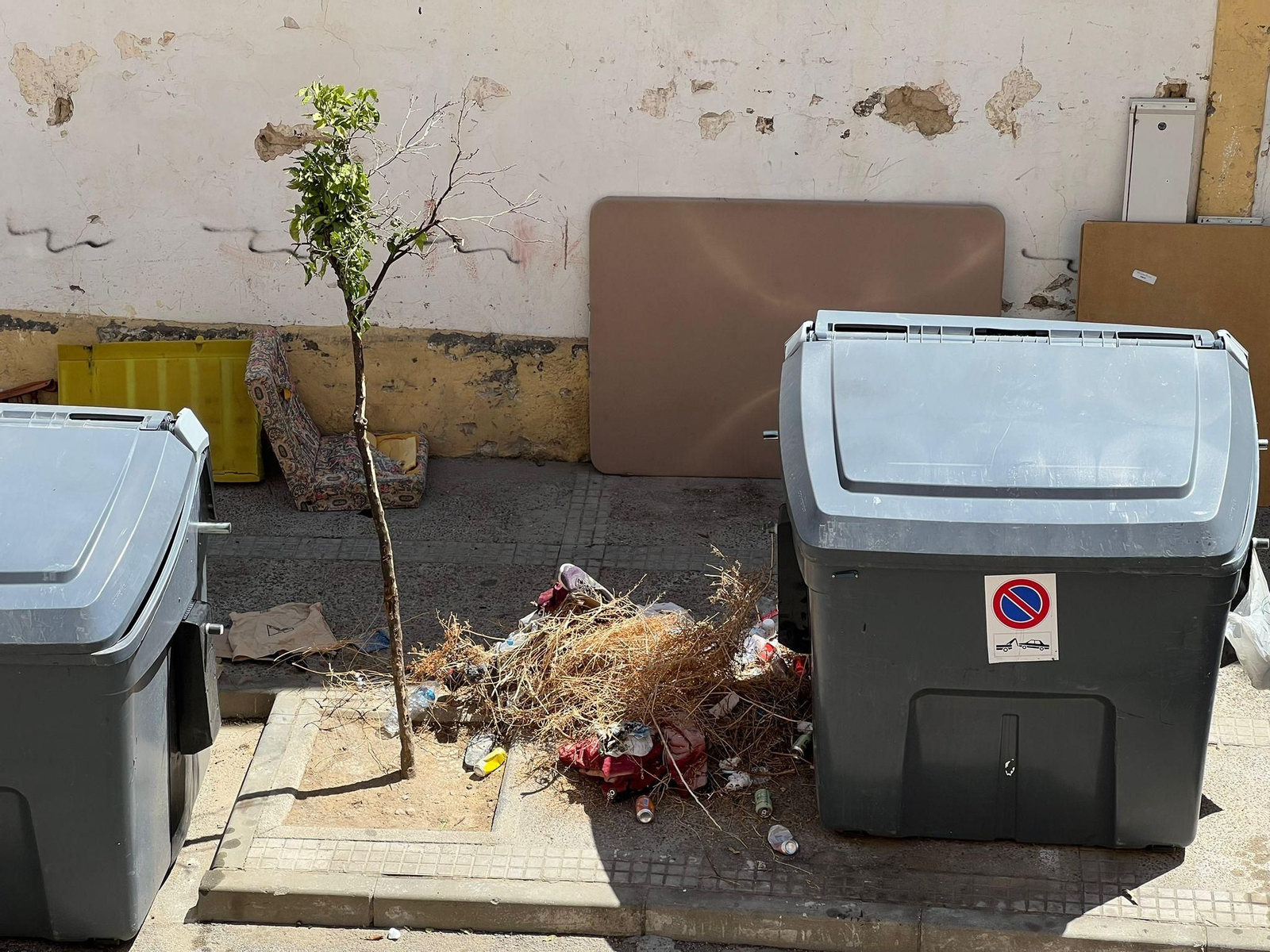 Una imagen de enseres y basuras fuera de los contenedores.
