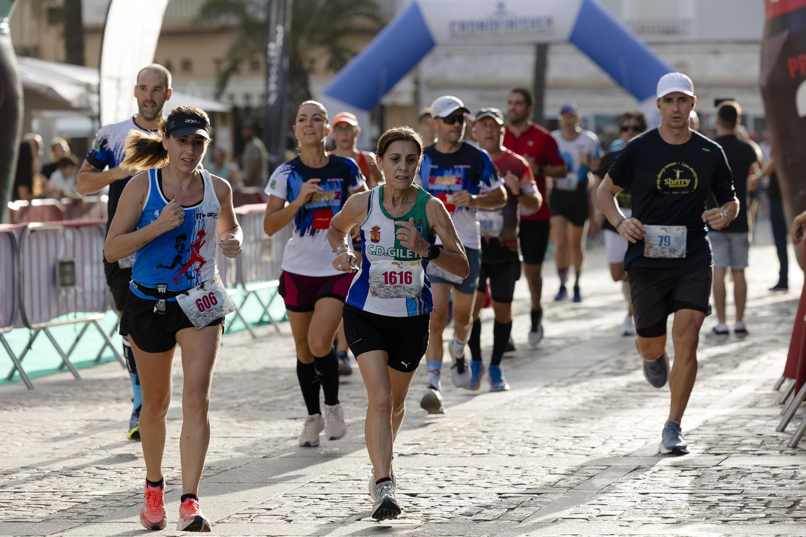 Búscate en las imágenes de la I media maratón Ciudad de Cádiz
