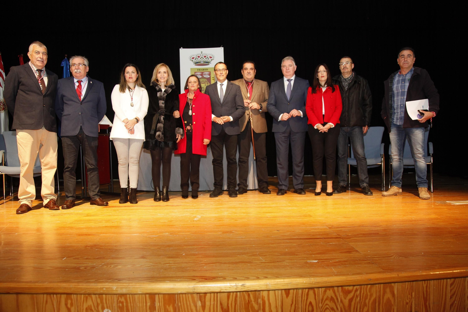 Foto de familia de los integrantes de la Comisión Gestora con las autoridades presentes en el acto.