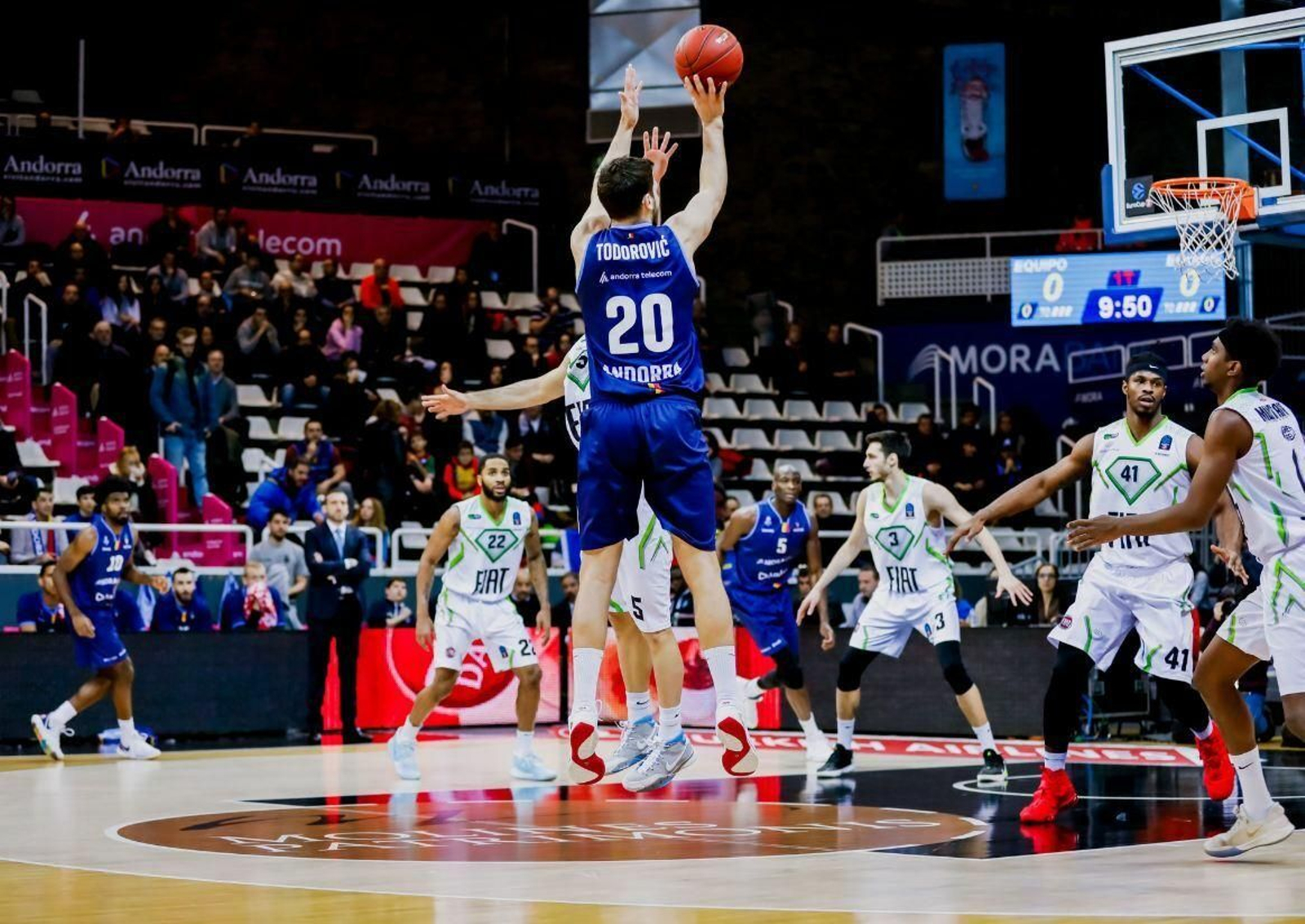 Dejan Todorovic lanza a canasta en el Andorra-Tofas Bursa.