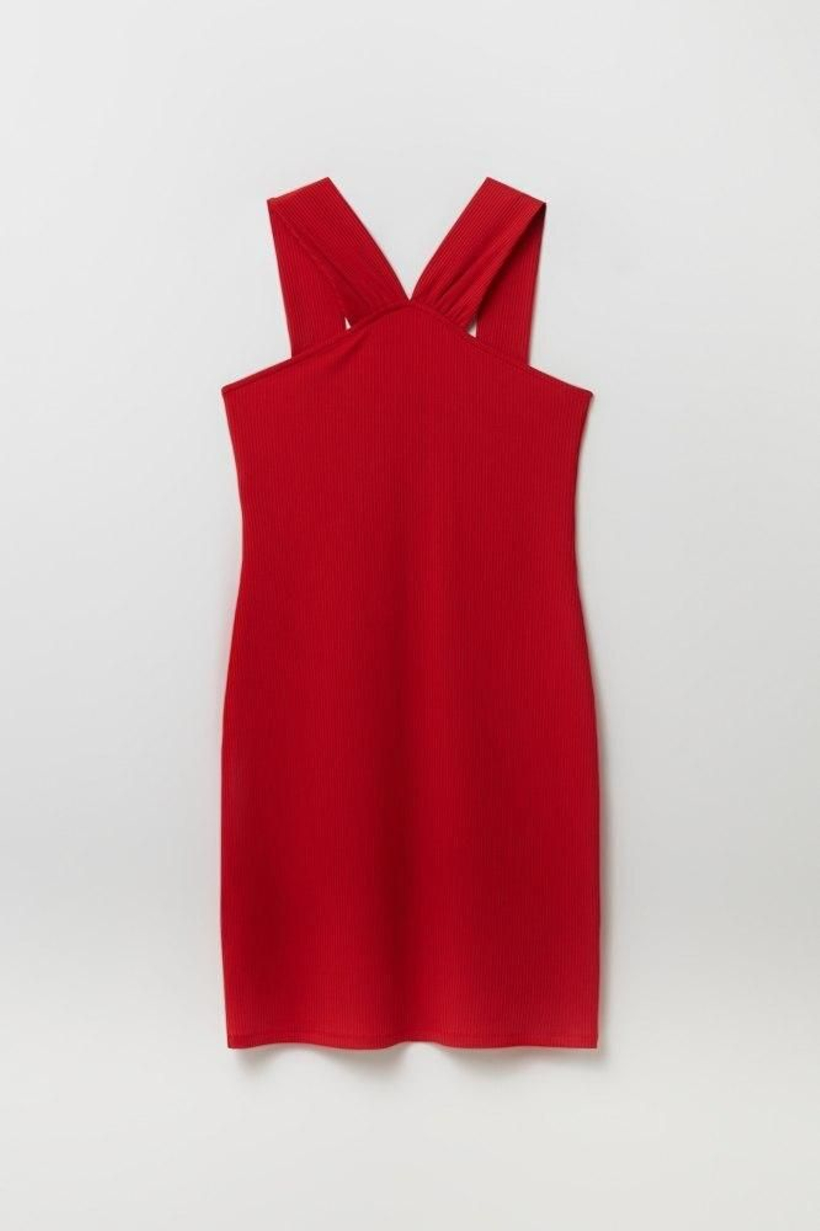 Vestido rojo con cuello halter de las rebajas de Sfera.