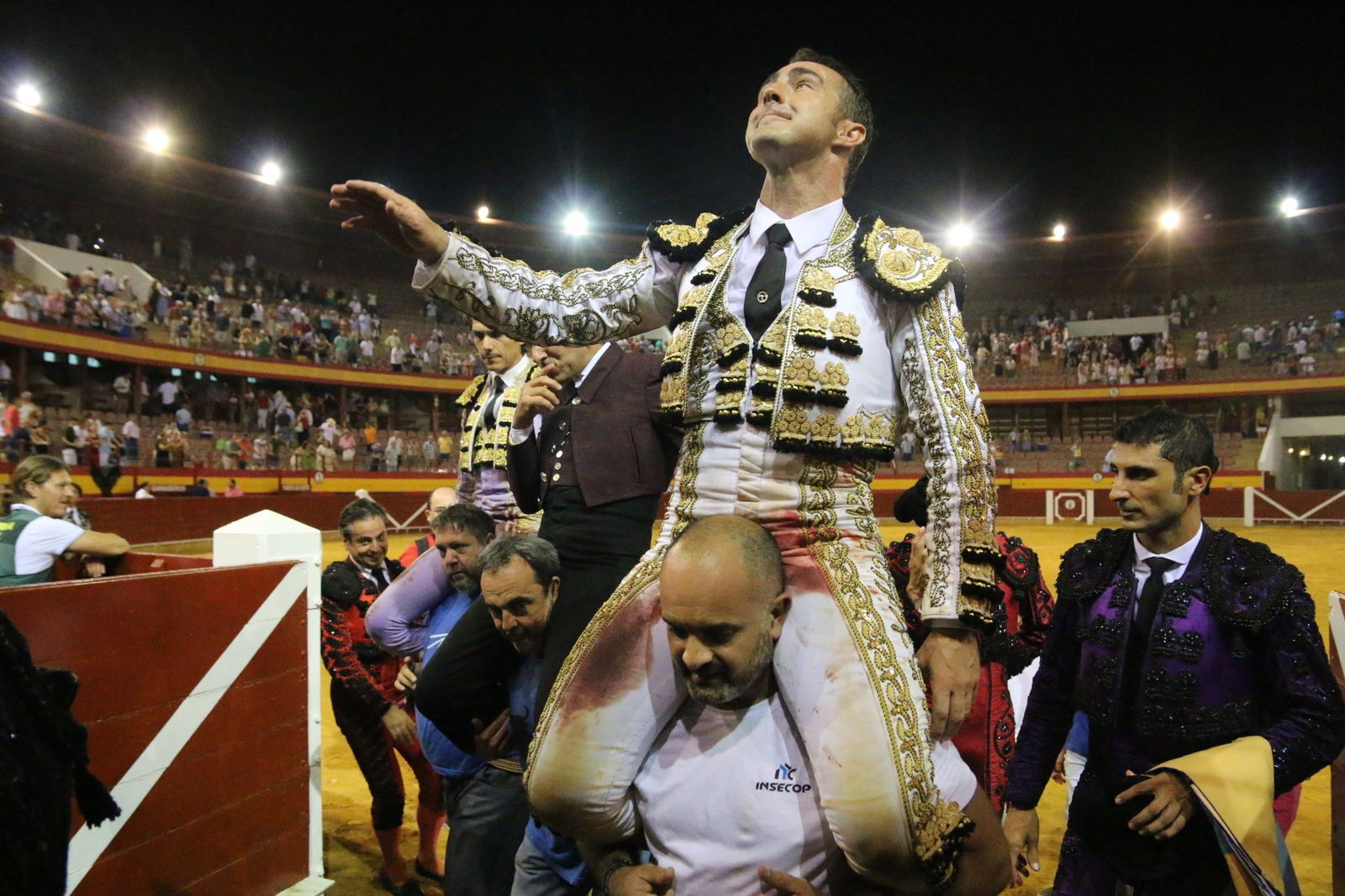 El Fandi, triunfador en el inicio de las fiestas de Santa Ana, en Roquetas de Mar.