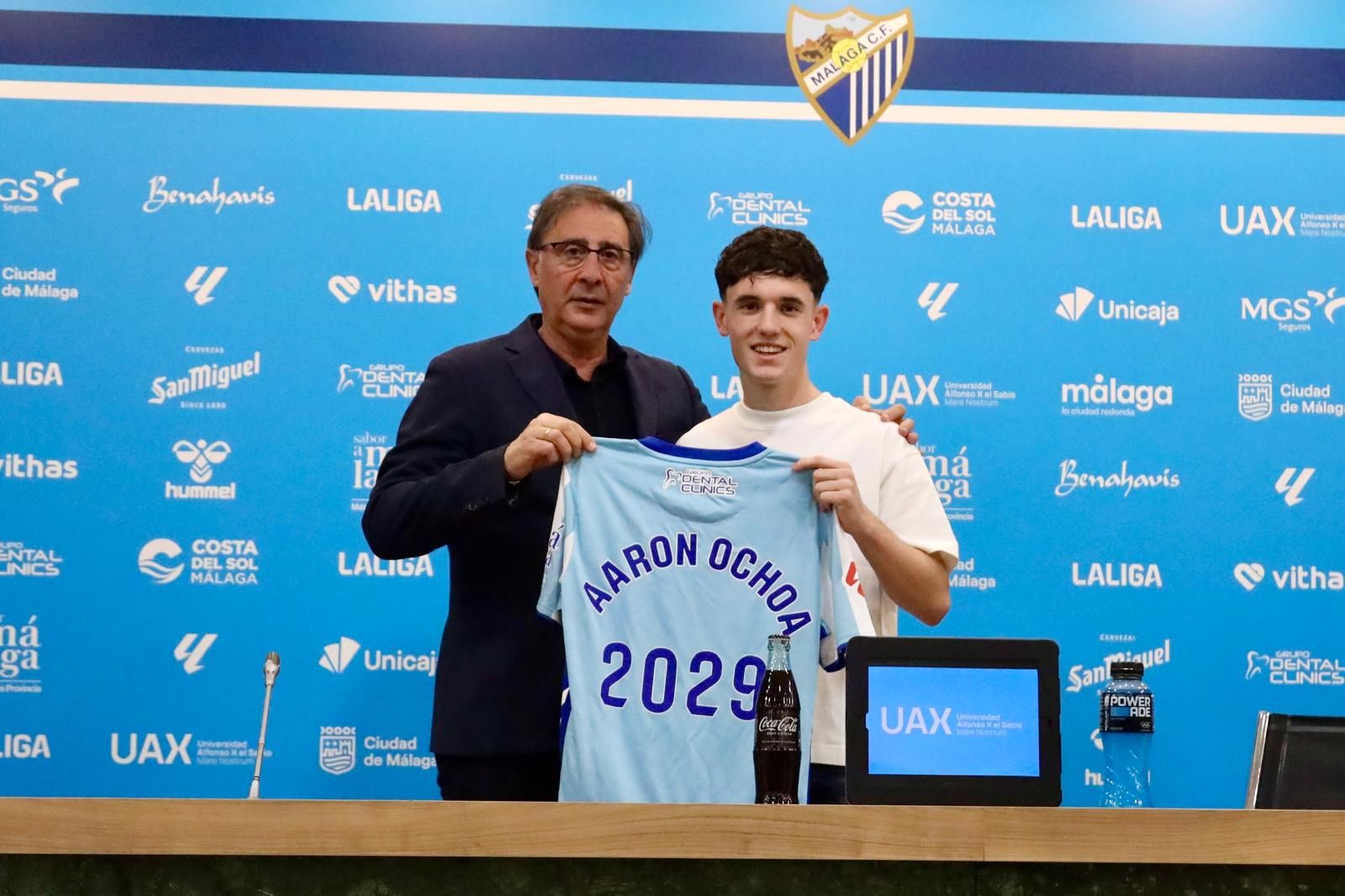 El acto de renovación de Aaron Ochoa, en fotos