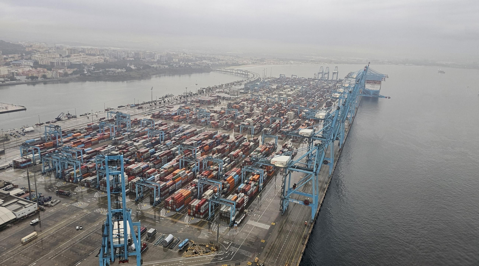 El Puerto de Algeciras, a vista de helicóptero.