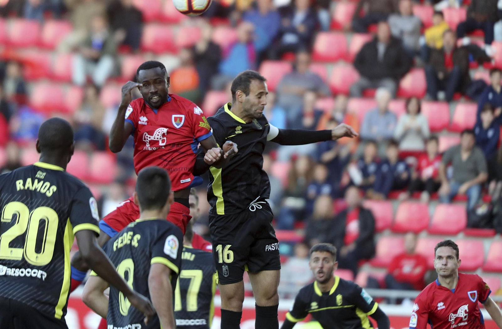 Víctor Díaz pugna con Diamanka por despejar un balón aéreo en el duelo de la pasada jornada ante el Numancia.