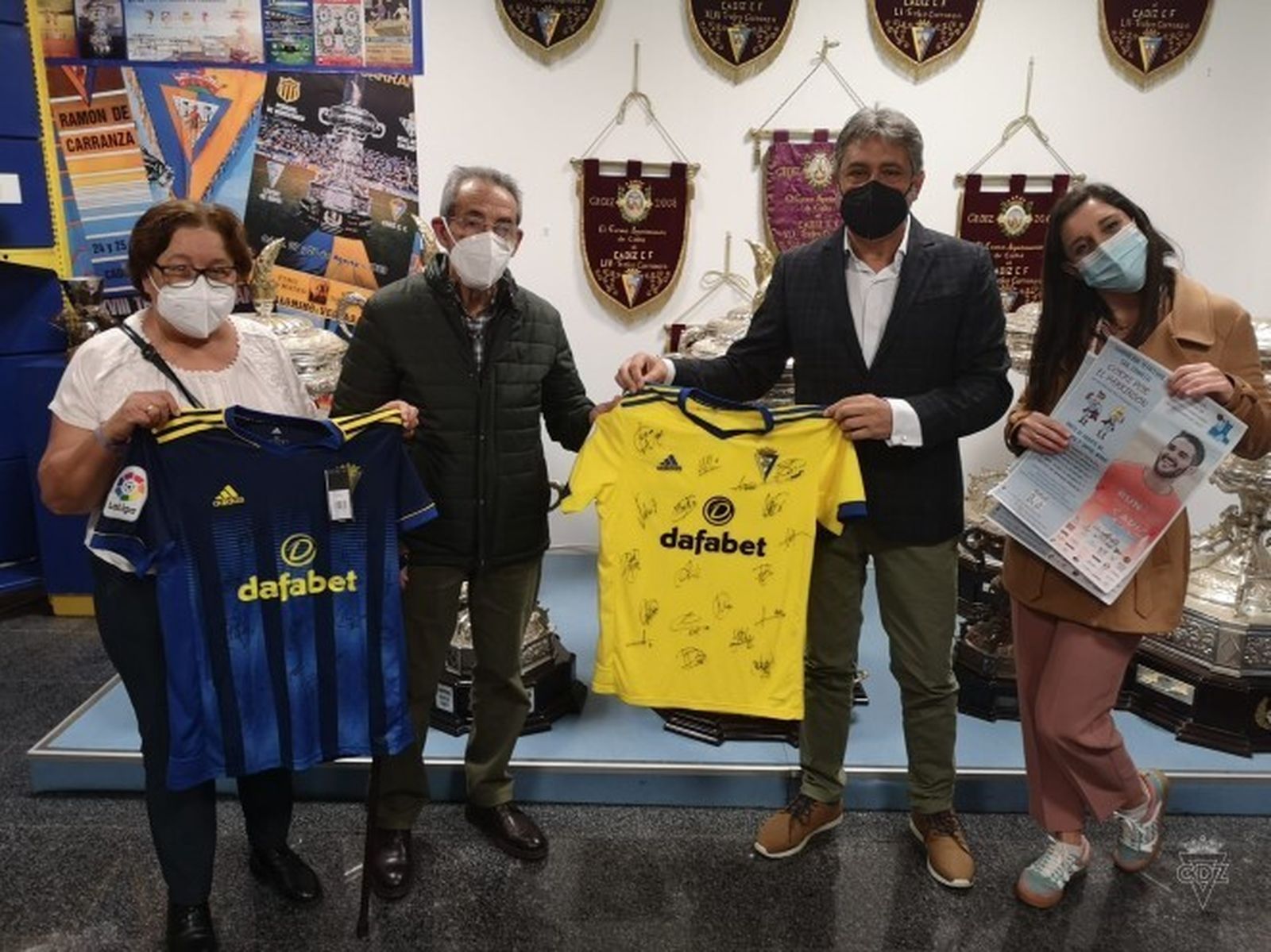 Pepe Mata, con los representantes de la asociación gaditana.