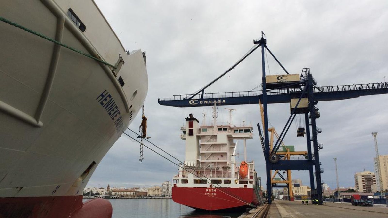 El Muelle Reina Sofía de Cádiz soporta aún el tráfico de contenedores a pesar de su envejecimiento