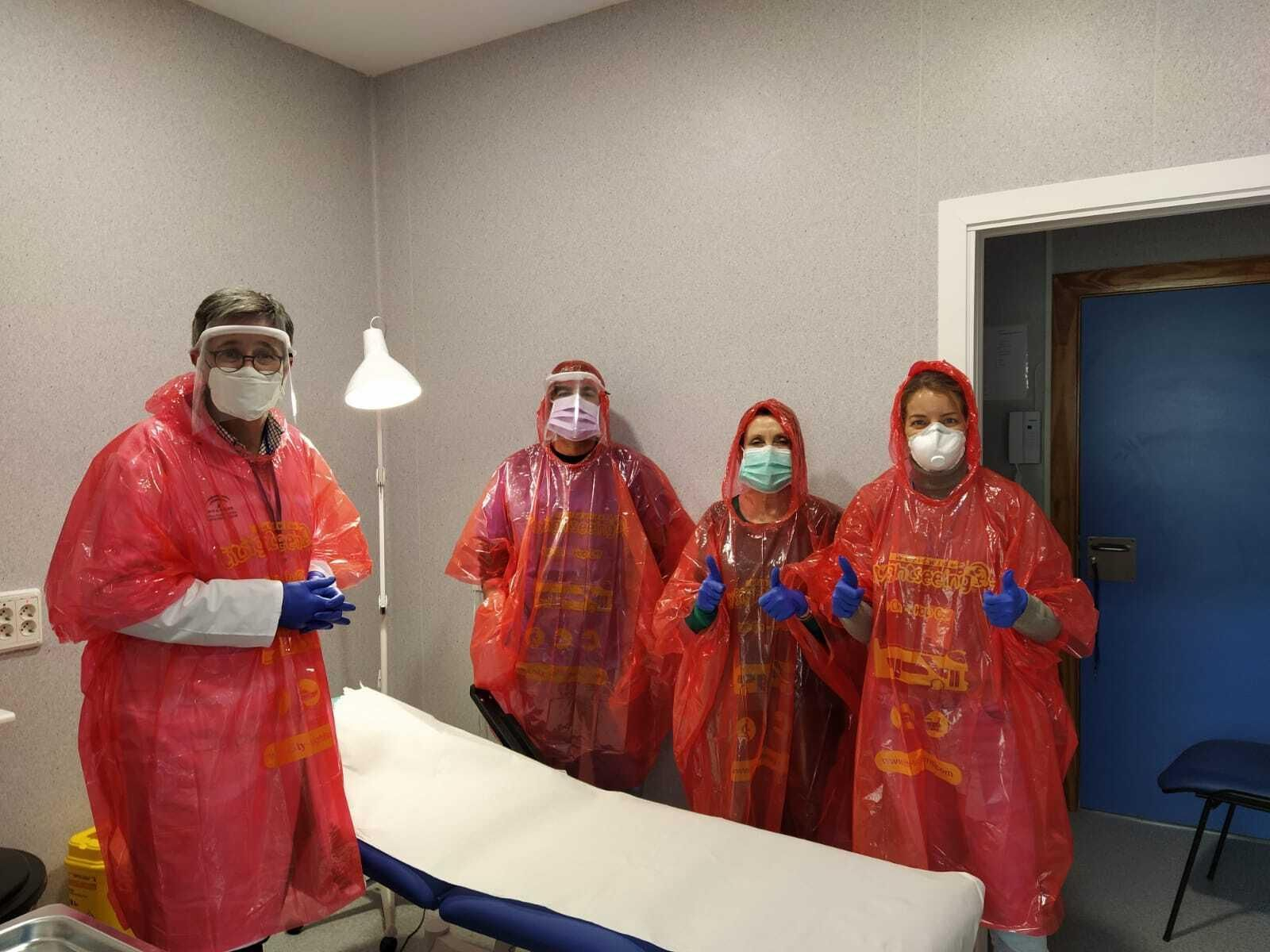 Entrega de los impermeables del Ateneo de Sevilla y City Sightseeing al Hospital Macarena.