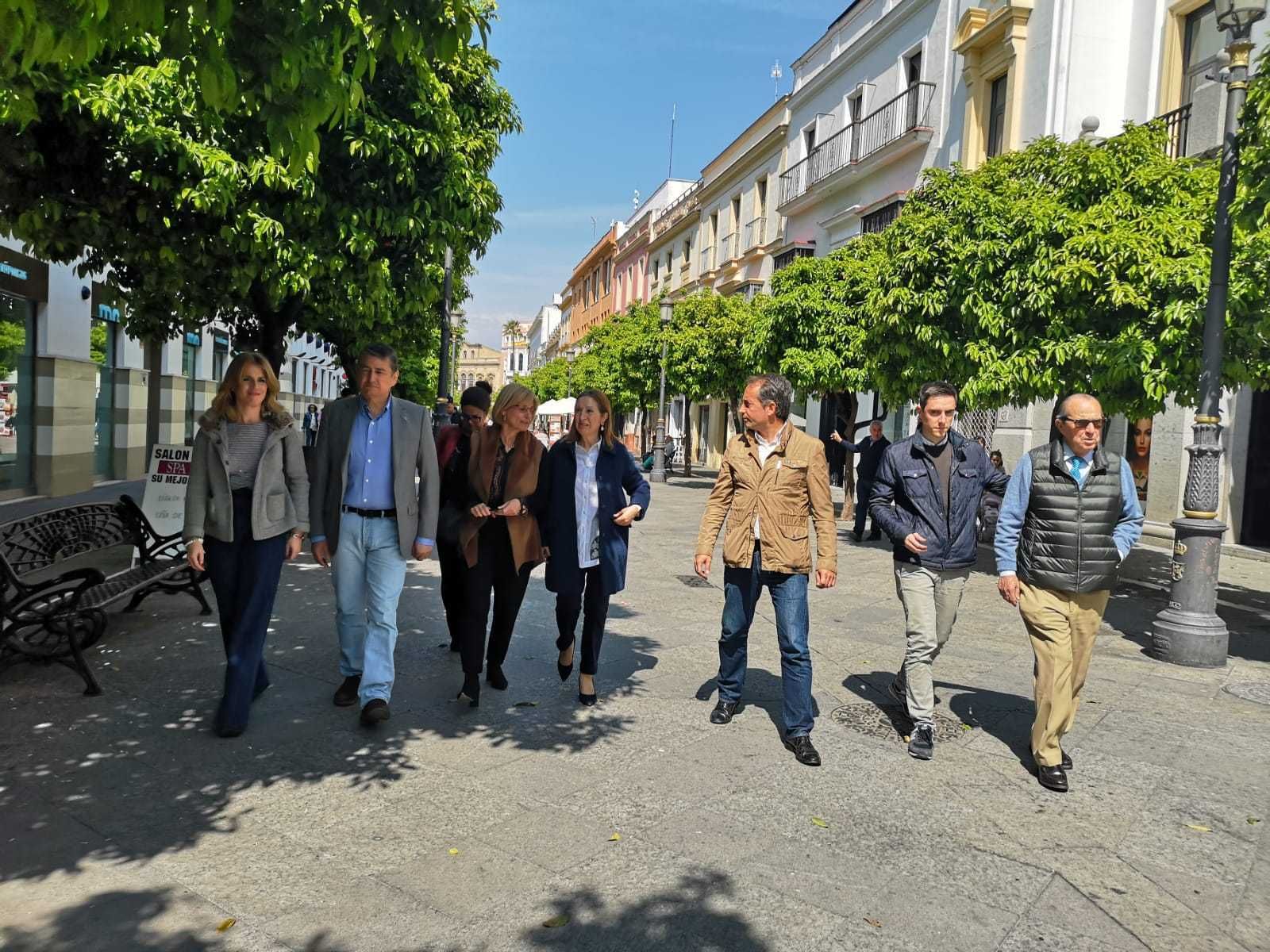 La presidenta del Congreso, Ana Pastor, de paseo por el centro de Jerez.