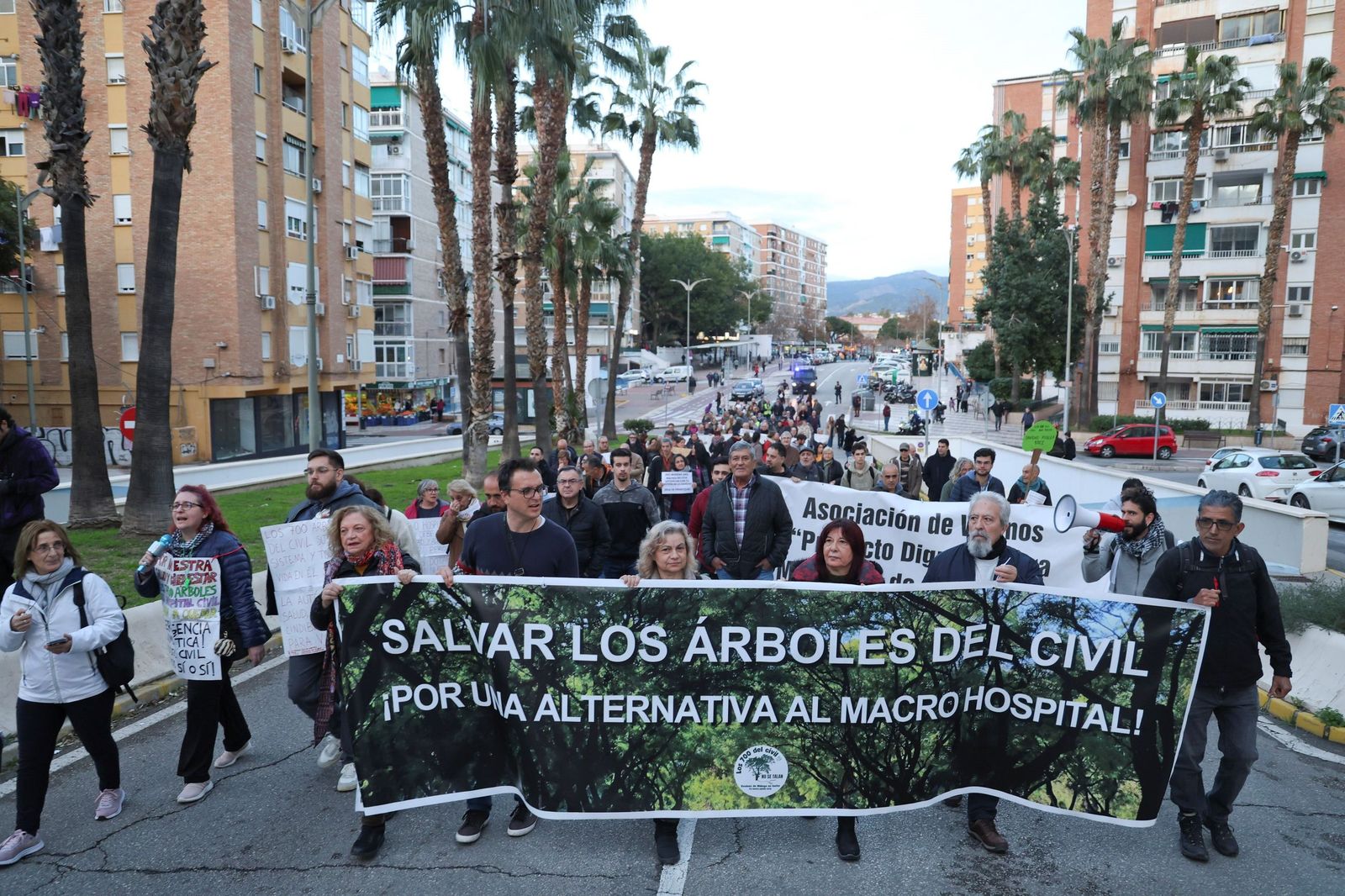 Los vecinos, este viernes, durante la protesta.