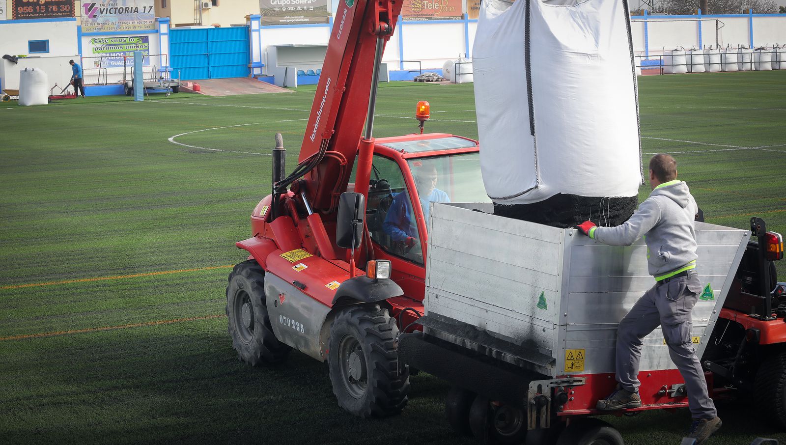 Así luce el Estadio Municipal de Guadalcacín tras el cambio de césped