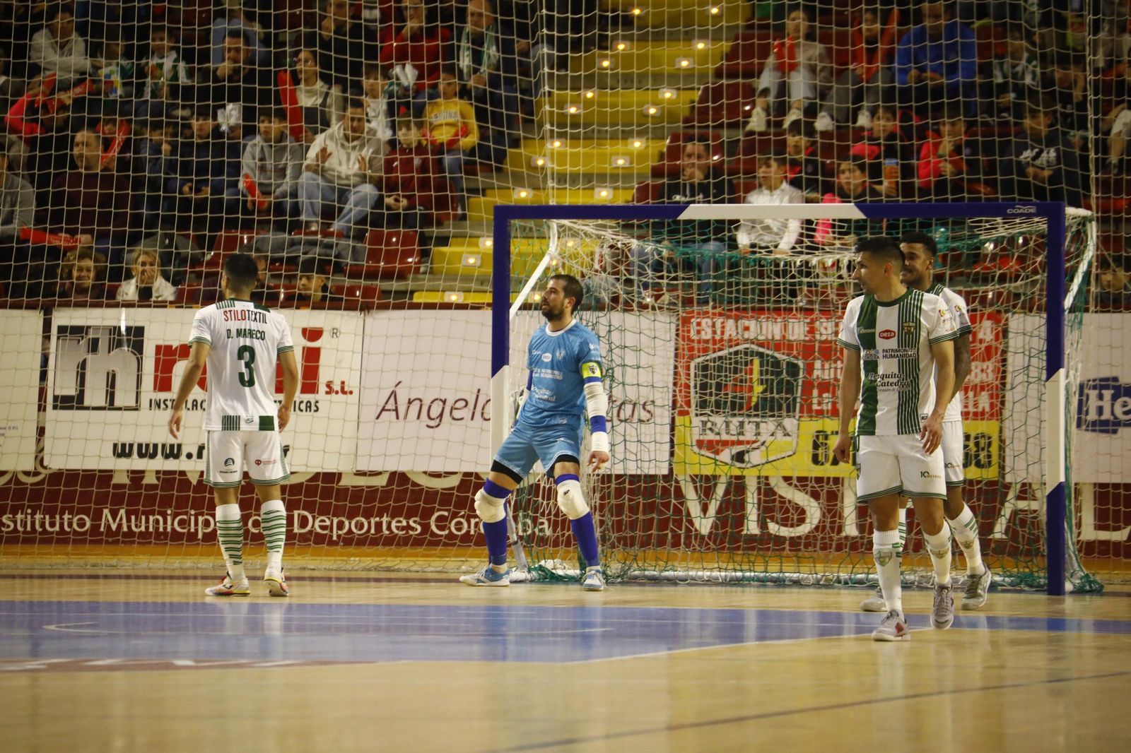 Las mejores fotos del ambiente en Vista Alegre para el Córdoba Futsal - Barça