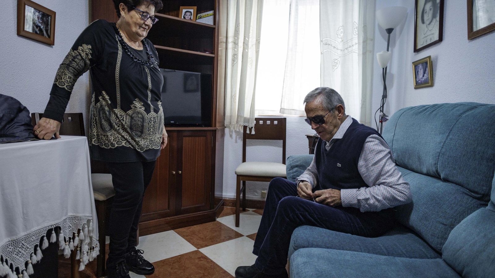 Diego explica el funcionamiento de su audiolibro en presencia de su esposa.