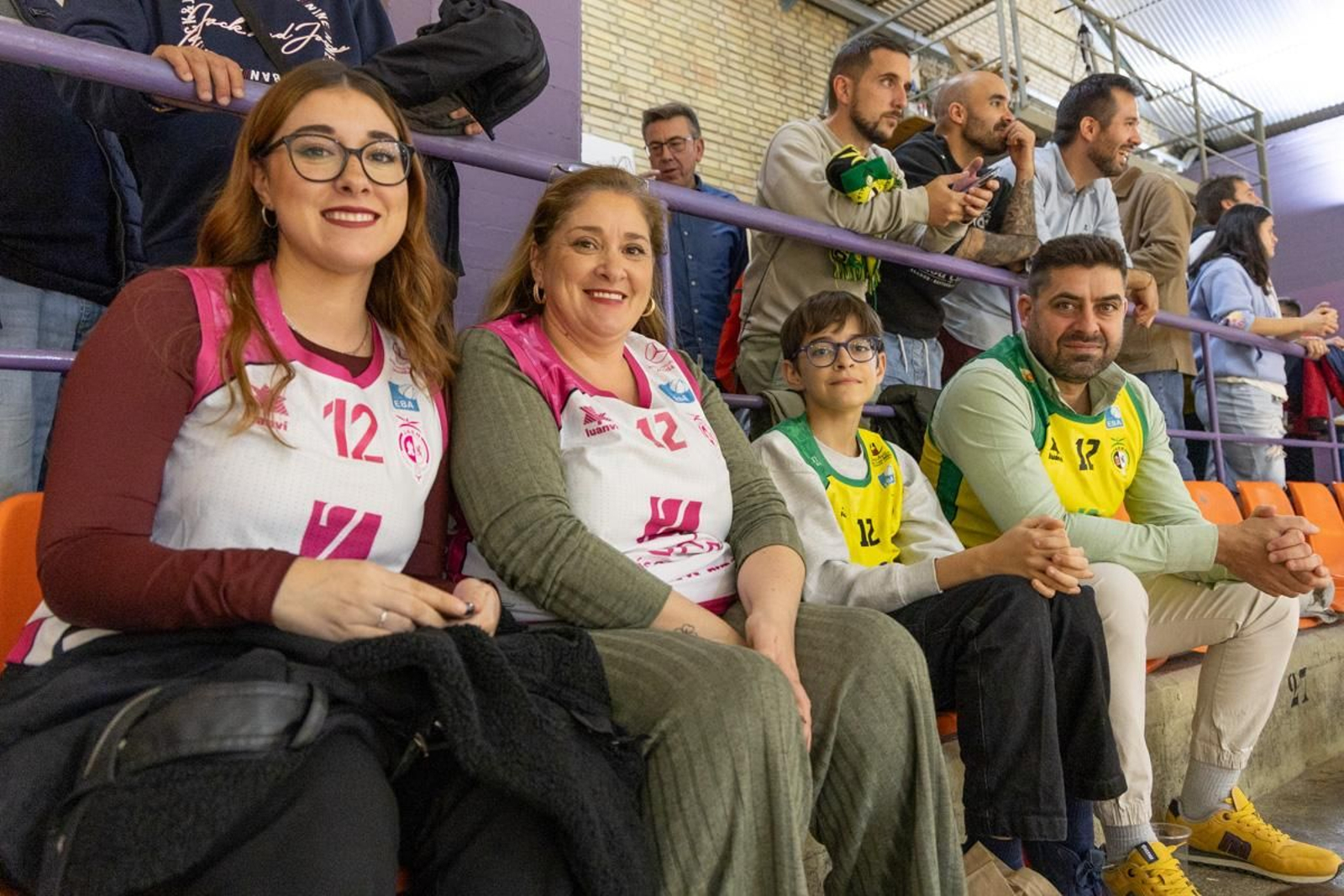 La Salobreja vibra con el derbi de la capital entre Jaén CB y Jaén FS, en imágenes