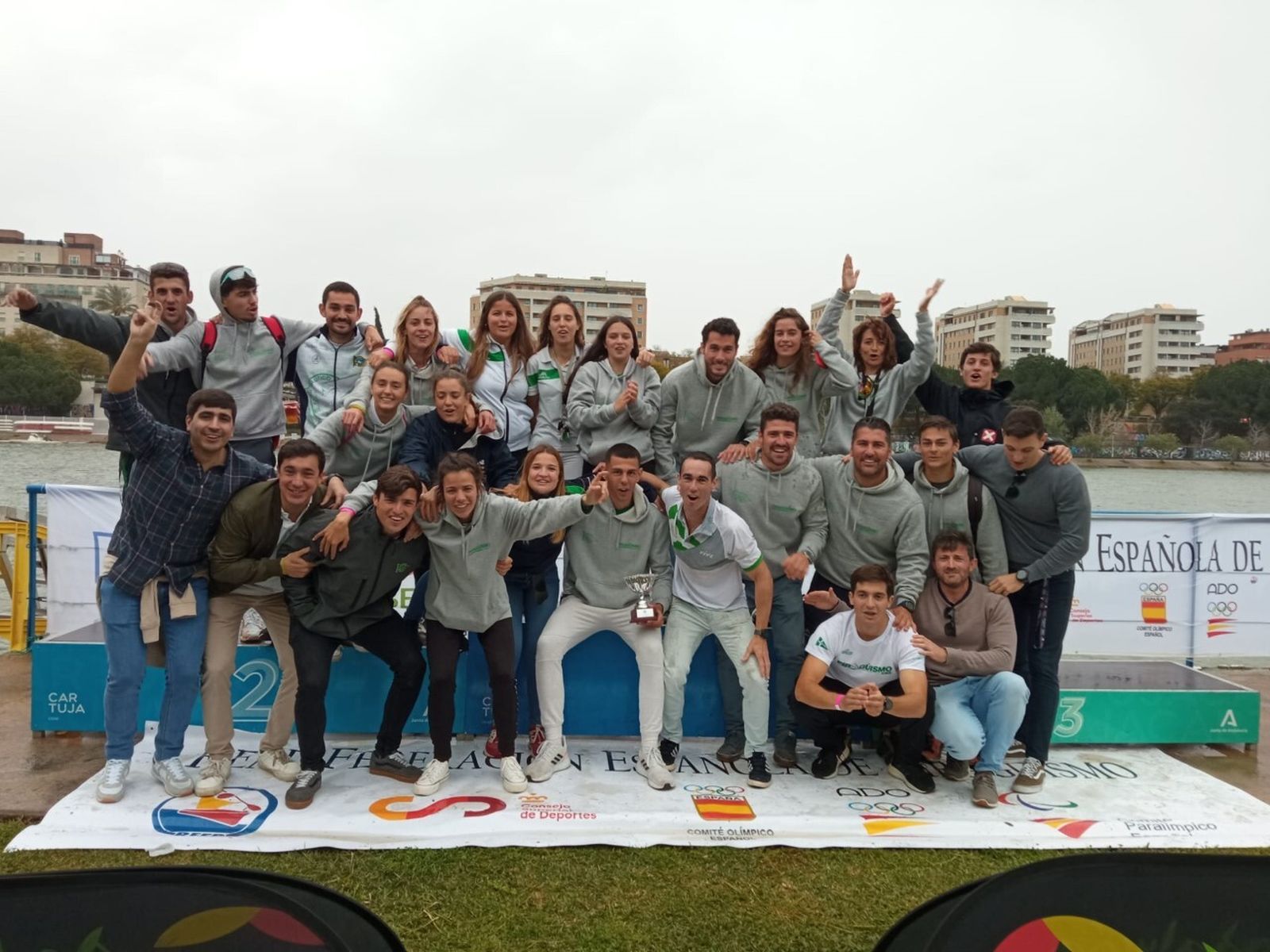 Los representantes del Club Náutico Sevilla, en el CEAR de La Cartuja.
